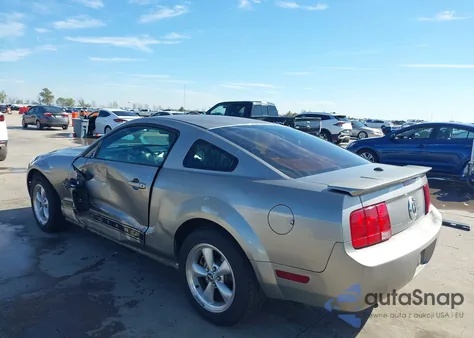 2008 Ford Mustang V6 Deluxe/V6 Premium z USA, uszkodzony, nr VIN 1ZVHT80N985126714